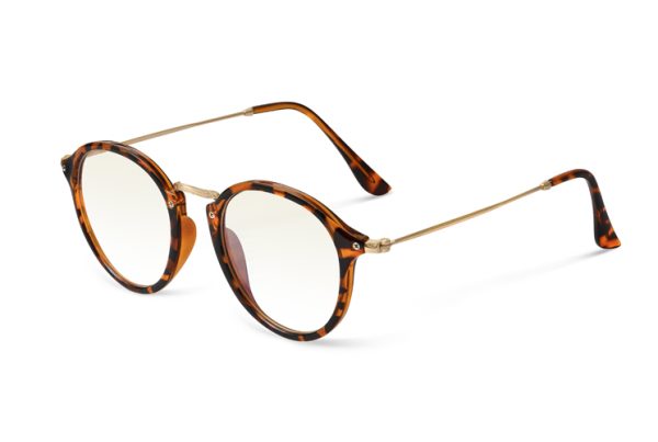 Photographie de packshot pour une marque de lunette sur fond blanc avec retouche photo